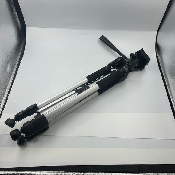 Digital Concepts Folding Tripod Stand With Head & Quick Release Pad - Picture 5 of 9